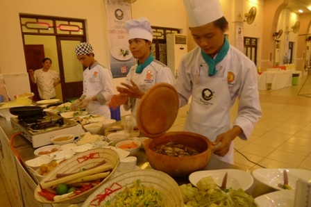 Món “vịt gói lá sen nướng đất sét” giành giải nhất - 10 Món cá linh kho mía của Ẩm thực Phù Sa - Cần Thơ