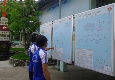 Sinh viên góp sức xây cột mốc Trường Sa trong khuôn viên trường - 3 Sinh viên góp sức dựng cột mốc Trường Sa trong khuôn viên trường