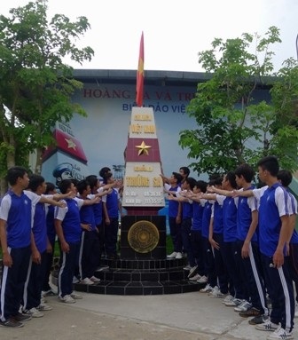 Sinh viên góp sức xây cột mốc Trường Sa trong khuôn viên trường - 1 Sinh viên góp sức dựng cột mốc Trường Sa trong khuôn viên trường