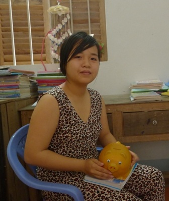 Nữ sinh nghèo 12 năm nuôi heo đất dành tiền đi học - 1 Thấy gia đình khó khăn, từ lớp 1 Thanh Thúy đã biết lấy tiền lì xì nuôi heo đất, dành tiền đi học.