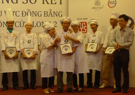 Món “vịt gói lá sen nướng đất sét” giành giải nhất - 14 Các đầu bếp Ẩm thực ven sông - Cần Thơ hạnh phúc với giải nhất vòng sơ khảo.