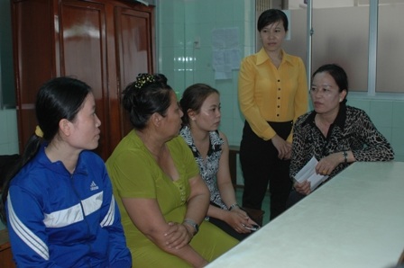 5 ngày bị vùi trong kho lạnh: Nạn nhân bỏng lạnh nhiều vùng cơ thể - 4 Đại diện Liên đoàn Lao động tỉnh Đồng Tháp đến thăm hỏi và tặng quà cho bệnh nhân Sang.