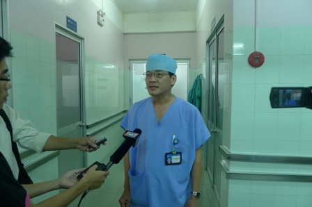 5 ngày bị vùi trong kho lạnh: Nạn nhân bỏng lạnh nhiều vùng cơ thể - 1 Bác sĩ Trần Thanh Phong cho biết, anh Sang đã tỉnh táo, bắt đầu tiếp xúc được và ăn uống khá hơn