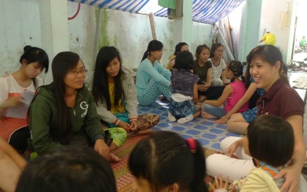 Gặp vợ chồng giảng viên cưu mang hàng ngàn sĩ tử - 4 Cô Huyền dẫn các em nhỏ đến giao lưu cùng các thí sinh đang ở trọ tại nhà cô trong đợt thi thứ 2