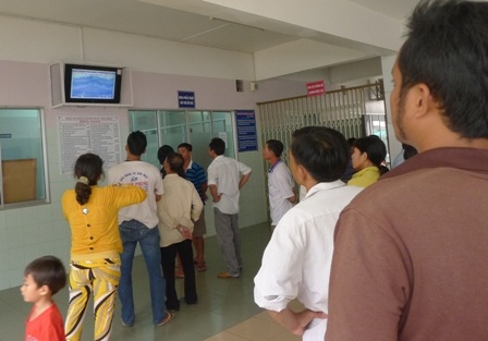 Công nhân bị kẹt trong kho lạnh được chuyển lên Bệnh viện Chợ Rẫy - 1 Công nhân bị kẹt trong kho lạnh được chuyển lên Bệnh viện Chợ Rẫy