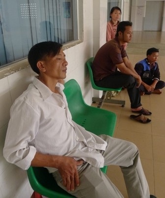 Công nhân bị kẹt trong kho lạnh được chuyển lên Bệnh viện Chợ Rẫy - 2 Công nhân bị kẹt trong kho lạnh được chuyển lên Bệnh viện Chợ Rẫy