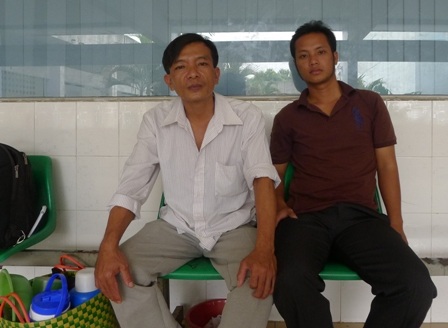 Công nhân bị kẹt trong kho lạnh được chuyển lên Bệnh viện Chợ Rẫy - 3 Công nhân bị kẹt trong kho lạnh được chuyển lên Bệnh viện Chợ Rẫy