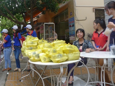 Tiểu thương nấu 2.400 suất cơm “đãi” sĩ tử