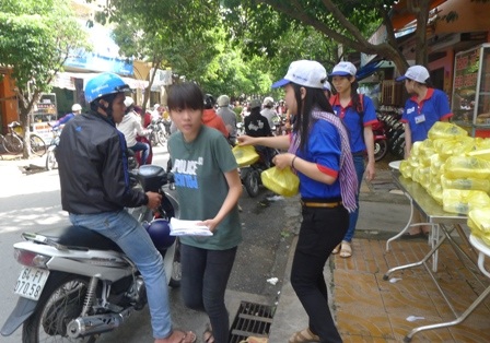 Trong buổi thi 5/7 tại cụm thi Cần Thơ hầu như chỉ còn mỗi điểm phát cơm của chị Hà