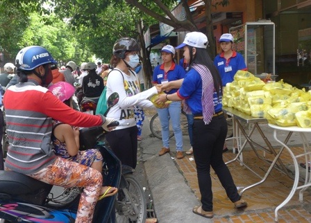 Gia đình chị Hà mong muốn chia sẻ một phần khó khăn với các phụ huynh và các em thí sinh