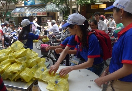 Mỗi suất cơm đều kèm theo một chai nước suối