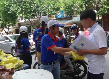 Mỗi suất cơm đều kèm theo một chai nước suối