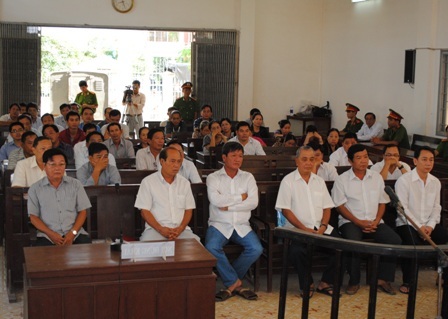 Xét xử "quan huyện" bảo kê cho "cát tặc" - 1 Xét xử quan huyện bảo kê cho cát tặc
