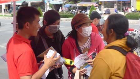 Nhà chùa, nhà thờ cùng mở cửa đón sĩ tử - 2 Tại các chốt tư vấn lúc nào cũng có các thí sinh, phụ huynh đến nhờ tư vấn về chỗ ở, đường đi...