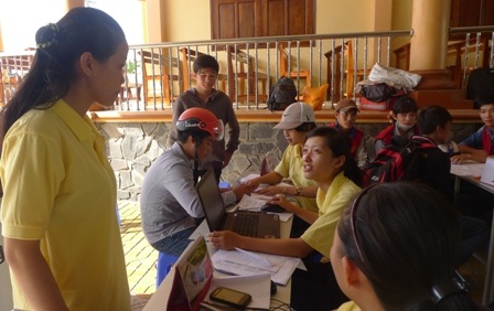 Nhà chùa, nhà thờ cùng mở cửa đón sĩ tử - 3 Các sinh viên Công giáo Cần Thơ bố trí khoảng 100 xe mô tô để đưa các thi sinh đến điểm thi.