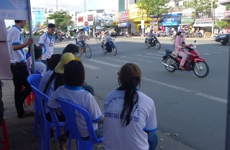 Sĩ tử thong thả “lai kinh ứng thí” - 4 Các sinh viên tình nguyện Trường ĐH Cần Thơ đang trực chiến đón sĩ tử.