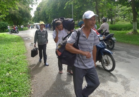 Nhiều phụ huynh không ngại trời nắng, đường xa.. cuốc bộ ra bến xe để về quê