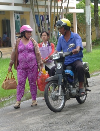 Một số phụ huynh khác thì đón xe ôm