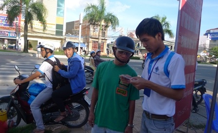 Sĩ tử thong thả “lai kinh ứng thí” - 3 Tại các chốt tư vấn chỉ lác đác vài trường hợp đến tư vấn như thế này.
