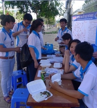 Sĩ tử thong thả “lai kinh ứng thí” - 6 Giờ cơm chiều của các sinh viên tình nguyện tại chốt cổng B trường ĐH Cần Thơ.