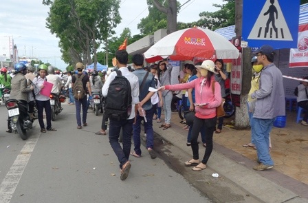 Nhiều sĩ tử cũng cuốc bộ ra bến xe buýt
