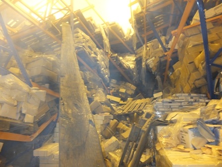 Hiện trường vụ sập kệ hàng trong kho đông lạnh công ty Hùng Cá vào chiều 19/7 (ảnh Ngọc Tâm)