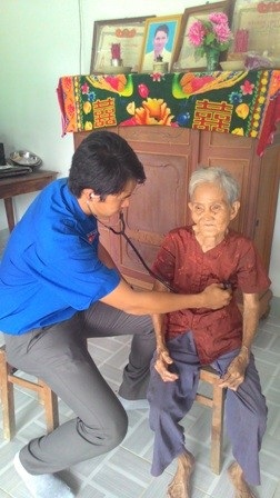 Đoàn viên Viện Mắt khám bệnh và tặng quà tới 13 mẹ Việt Nam anh hùng - 1 Đoàn viên Viện Mắt khám bệnh và tặng quà tới 13 mẹ Việt Nam anh hùng