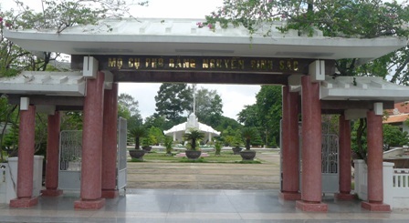 Về đất Sen hồng, ghé thăm Khu di tích Nguyễn Sinh Sắc - 1 Cổng chính vào khu Vòm Mộ Cụ Phó bảng Nguyễn Sinh Sắc