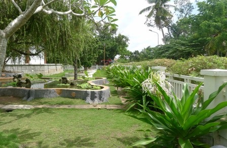 Về đất Sen hồng, ghé thăm Khu di tích Nguyễn Sinh Sắc - 7 Hàng ngày có nhiều người dân địa phương và các tỉnh trên khắp đất nước đến viếng mộ cụ Phó bảng