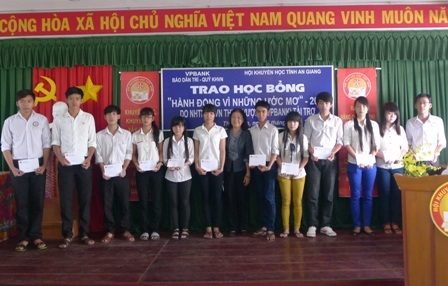 40 suất học bổng “Hành động vì những ước mơ” đến với học sinh nghèo An Giang - 2 40 suất học bổng “Hành động vì những ước mơ” đến với học sinh nghèo An Giang