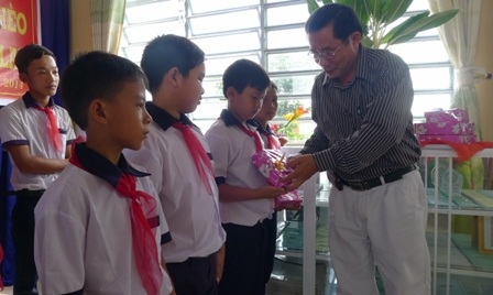 Trao 2.000 quyển vở đến học sinh nghèo huyện Thới Lai - 2 Thầy