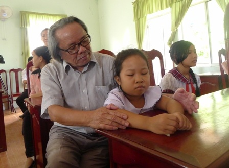 30 suất học bổng đến với những học sinh nghèo vùng biên Kiên Giang - 3 Nhà báo Phan Huy thăm hỏi các cháu học sinh trước khi buổi lễ trao học bổng diễn ra