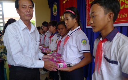 Trao 2.000 quyển vở đến học sinh nghèo huyện Thới Lai - 3 Ông Phan Thanh Dũng - Chủ tịch Hội Khuyến học huyện Thới Lai đến dự và trao vở cho các em học sinh