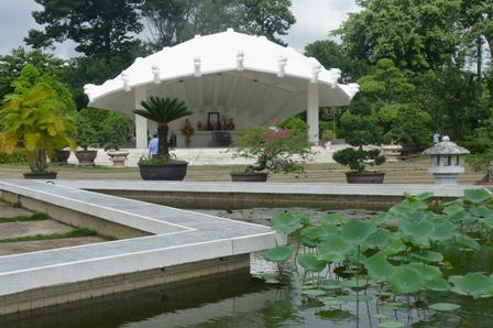Về đất Sen hồng, ghé thăm Khu di tích Nguyễn Sinh Sắc - 8 Hàng ngày có nhiều người dân địa phương và các tỉnh trên khắp đất nước đến viếng mộ cụ Phó bảng