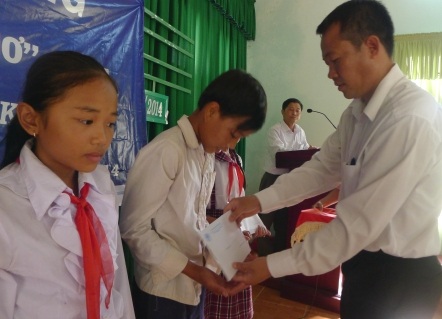 30 suất học bổng đến với những học sinh nghèo vùng biên Kiên Giang - 4 Nhà báo Phan Huy thăm hỏi các cháu học sinh trước khi buổi lễ trao học bổng diễn ra