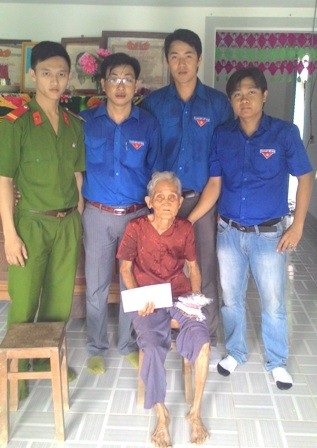 Đoàn viên Viện Mắt khám bệnh và tặng quà tới 13 mẹ Việt Nam anh hùng - 2 Dịp này các bạn đoạn viên, thanh niên tặng 500.000 đồng cho mỗi mẹ Việt Nam anh hùng