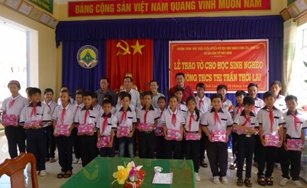 Trao 2.000 quyển vở đến học sinh nghèo huyện Thới Lai - 4 Ông Phan Thanh Dũng - Chủ tịch Hội Khuyến học huyện Thới Lai đến dự và trao vở cho các em học sinh