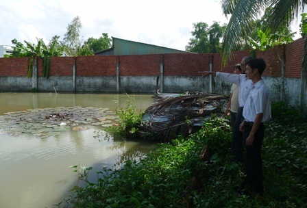 Thành tỷ phú nhờ nuôi le le giữa thành phố - 5 Khi hay tin ông Lắm nuôi le le, cán bộ nông nghiệp phường Vĩnh Quang đã đến khảo sát