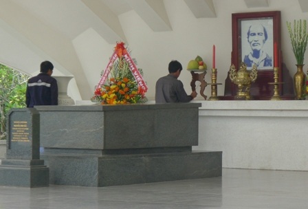 Về đất Sen hồng, ghé thăm Khu di tích Nguyễn Sinh Sắc - 9 Hàng ngày có nhiều người dân địa phương và các tỉnh trên khắp đất nước đến viếng mộ cụ Phó bảng