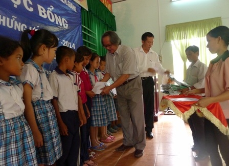 30 suất học bổng đến với những học sinh nghèo vùng biên Kiên Giang - 6 Nhà báo Phan Huy - Trưởng VPĐD báo Dân trí tại TP Cần Thơ trao học bổng cho các em