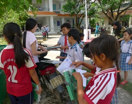 30 suất học bổng đến với những học sinh nghèo vùng biên Kiên Giang - 8 Trước khi về các em học sinh bỏ bao thư cẩn thận vào cặp