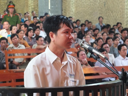 Thầy giáo tạt axit 4 đồng nghiệp lãnh án 4 năm tù