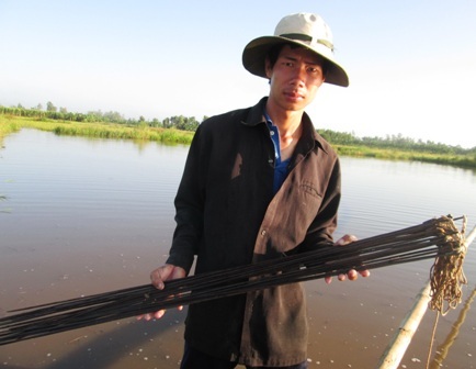 Trên tay anh Toàn là những thanh côn được làm bằng sắt