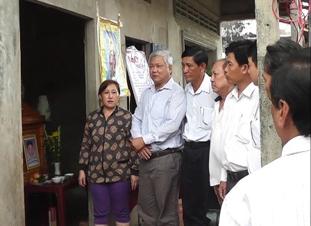 Cháy cửa hàng tạp hóa, hai cháu nhỏ chết thương tâm - 1 Chiều 12/9 lãnh đạo huyện Giồng Riềng đến thăm hỏi và hỗ trợ gia đình anh Thuận 6 triệu đồng