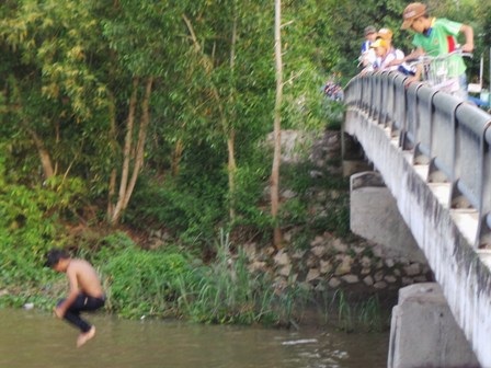 Mùa lũ về, nhiều phụ huynh luôn bận với việc mưu sinh nên trẻ nhỏ thường nhờ ông bà giữ hộ