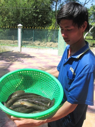 Người đẩy côn phải hết sức chú ý để phát hiện những chỗ cá chúi để dùng nơm bắt