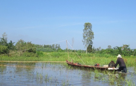 Những chỗ nước cạn, anh Toàn phải lội xuống đẩy xuồng