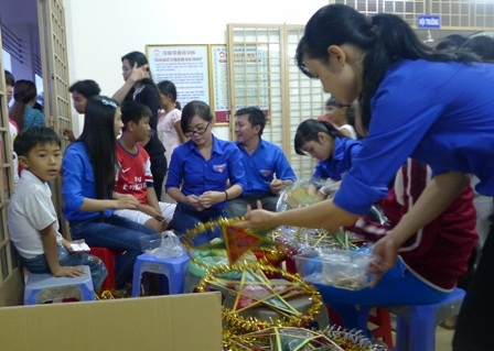 Quà trung thu đến với các bé họ Nhân và hàng trăm trẻ em nghèo TP Cần Thơ - 8 Các bạn đoàn viên phường Thới An Đông chuẩn bị lồng đèn cho các em nhỏ