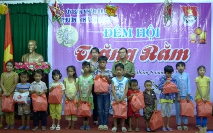 Quà trung thu đến với các bé họ Nhân và hàng trăm trẻ em nghèo TP Cần Thơ - 9 Các bạn đoàn viên phường Thới An Đông chuẩn bị lồng đèn cho các em nhỏ