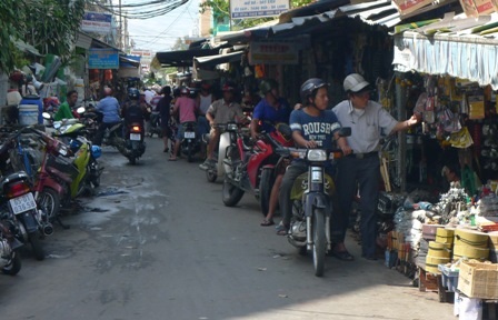 Thăm khu chợ "không có gì để cho vào mồm" - 2 Người dân đến mua hàng vô tư chạy xe vào chợ